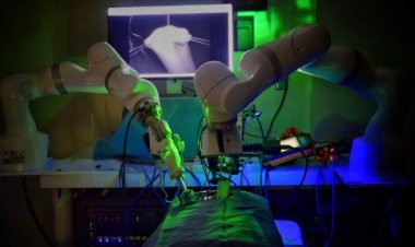 ABD'de ilk kez bir robot insan yardımı olmadan ameliyat yaptı