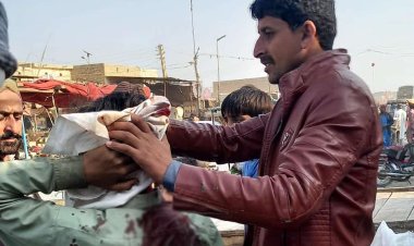 Pakistan'da pazara el bombası atıldı: 16 yaralı