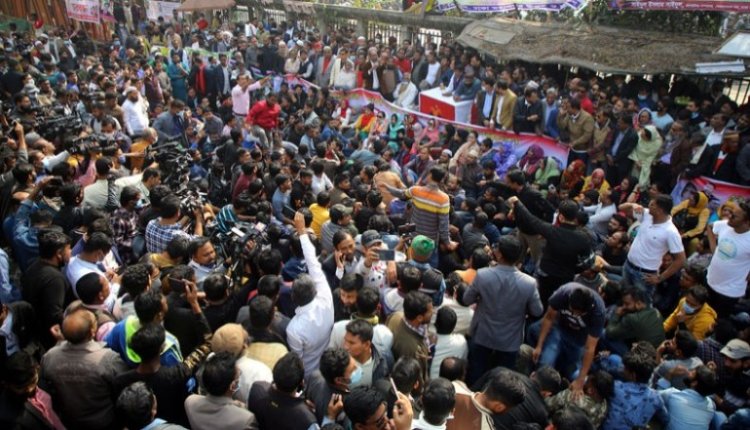 Bangladeş'te seçimler kana bulandı