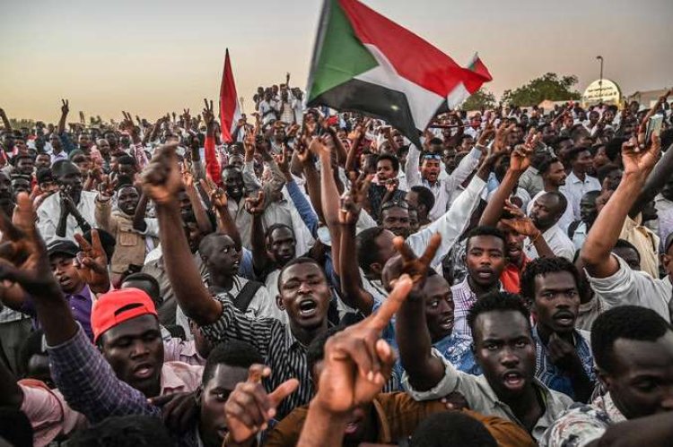 Sudan diken üstünde: 60 kişi hayatını kaybetti