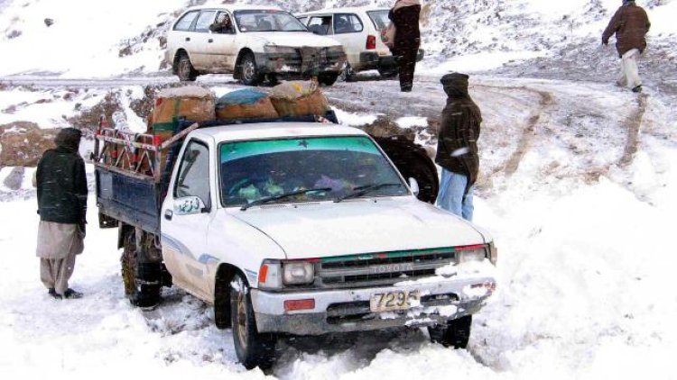 Pakistan'da 16 kişi donarak öldü