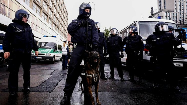 Almanya'da iklim aktivistleri Köln Katedrali'ni bastı: 2 yaralı