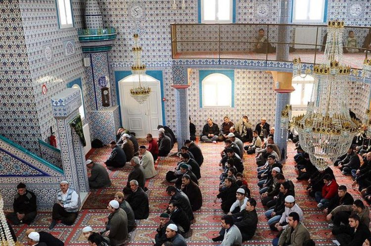 Fransa camileri kapatmaya devam ediyor