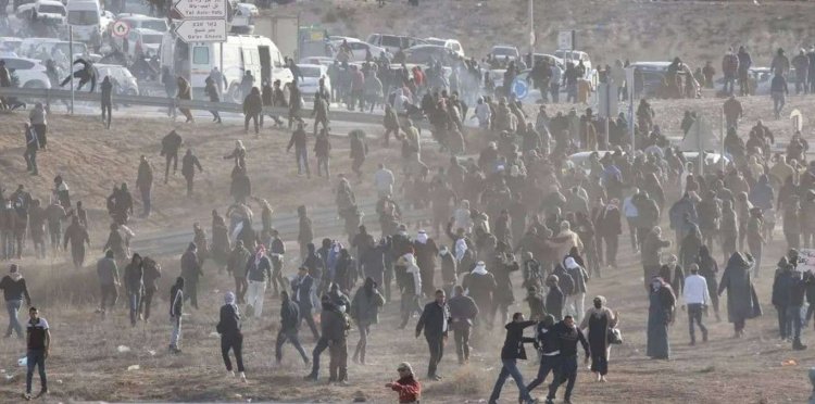 Siyonistler, arazilerini gasp etmek istediği Filistinlilere saldırdı