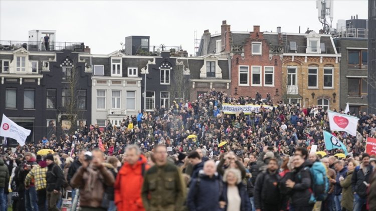 Hollanda'da Kovid-19 kısıtlamaları protesto edildi