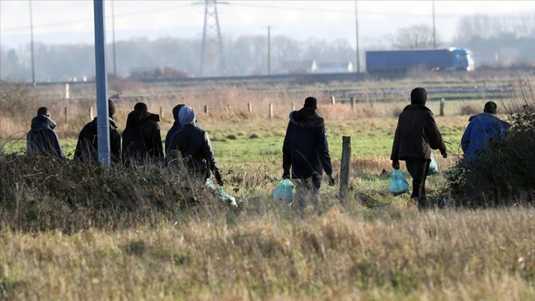 İngiltere'de yeni hayat kurmak isteyen göçmenlerin Fransa'da bekleyişi sürüyor