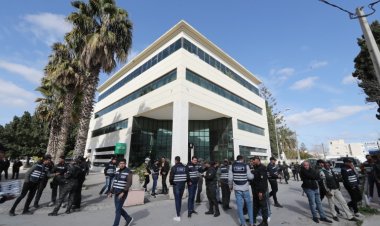 Tunus Yüksek Yargı Konseyi binası emniyet güçlerince kapatıldı