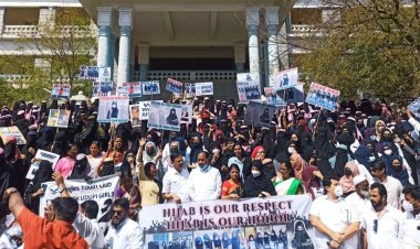 Hindistan'da mahkeme kararı açıklanana kadar öğrenciler başörtüsü takamayacak