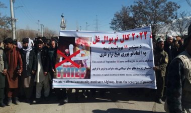 Afganlar meydanlarda toplanarak Biden'ı protesto etti