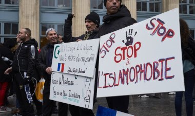Fransa'da İslam karşıtlığından kaçan Müslümanlar bu kez Fransız gazetesine konu oldu