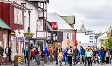 İzlanda mümkün olduğunca çok kişinin Kovid-19'a yakalanmasını hedefliyor