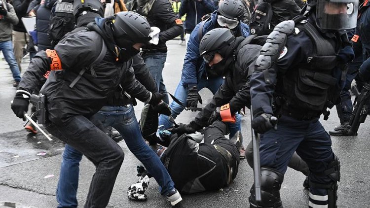 Fransız gazeteci Moussellard: Fransa'da demokrasi acı içinde kıvranıyor