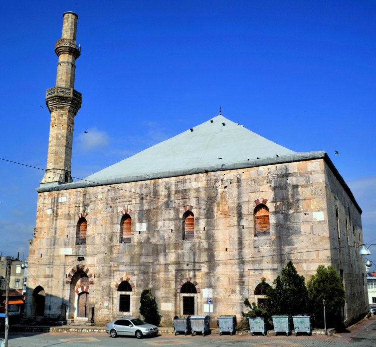 Yunanistan'da cami karşısına İslam karşıtı sözler içeren pankart asıldı