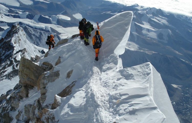 Everest Dağı'nda 2 bin yılda oluşan buz kütleleri 25 yılda yok oldu