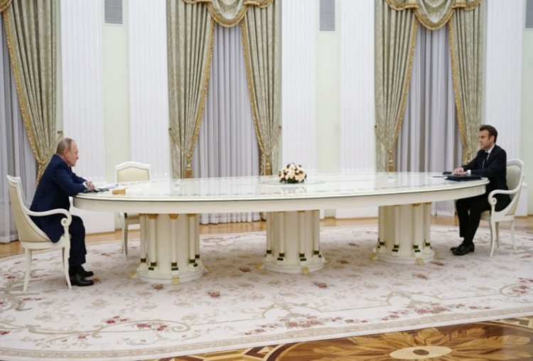 Macron ve Putin Ukrayna'yı görüştü; sosyal medya 'masayı' konuştu
