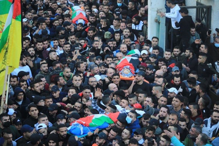 Nablus şehidleri büyük bir kalabalık tarafından toprağa verildi