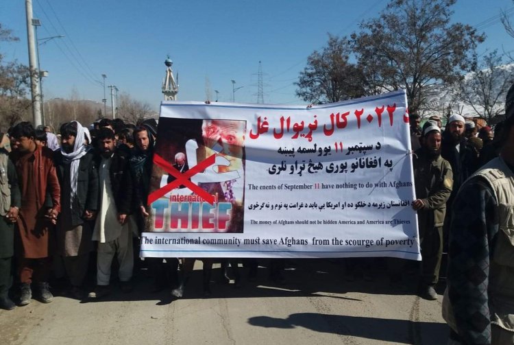 Afganlar meydanlarda toplanarak Biden'ı protesto etti