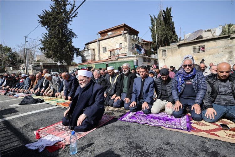 Filistinliler cuma namazını, işgalcilere karşı direnen Şeyh Cerrah'ta kıldı