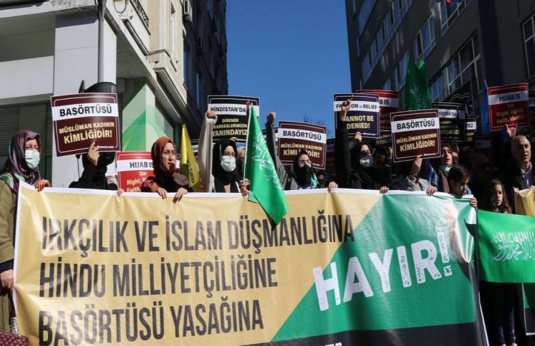 Hindistan'daki başörtüsü yasağı İstanbul'da protesto edildi