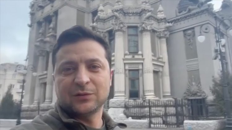 Zelenskiy: Silahlarımızı bırakmayacağız, devletimize sahip çıkacağız!