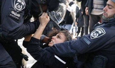 Siyonist çete Kudüs’te Filistinli kızı darp etti!