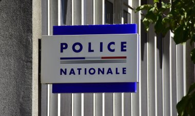 Müslüman göçmenlere namaz vaktinde müstehcen sesler dinletmişler