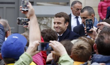 Macron'un ilk seçim mitinginde 'soruların seçmene önceden dağıtılması' alay konusu oldu