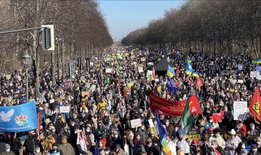 Almanya’da Ukrayna ile dayanışma gösterisine binlerce kişi katıldı