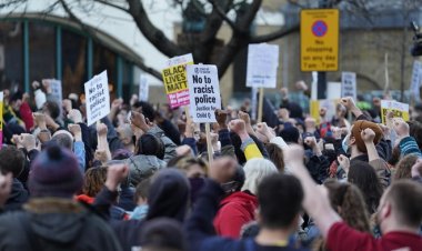 İngiltere'de binlerce kişi ırkçılığa karşı yürüdü