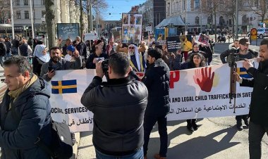 İsveç'te çocukları ellerinden alınan Müslüman aileler gösterilerine devam ediyor