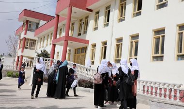 Afganistan'da okullar eğitime başladı