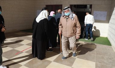 Filistinliler Batı Şeria'da yerel seçimler için oy kullanıyor