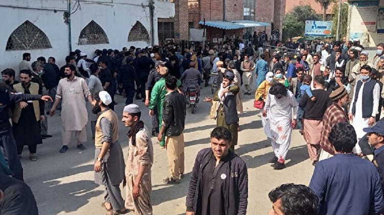 Pakistan'da camiye bombalı saldırı: En az 30 kişi öldü