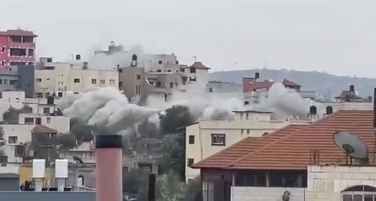 Siyonist çete, esir aldığı Filistinlilere ait iki evi yıktı