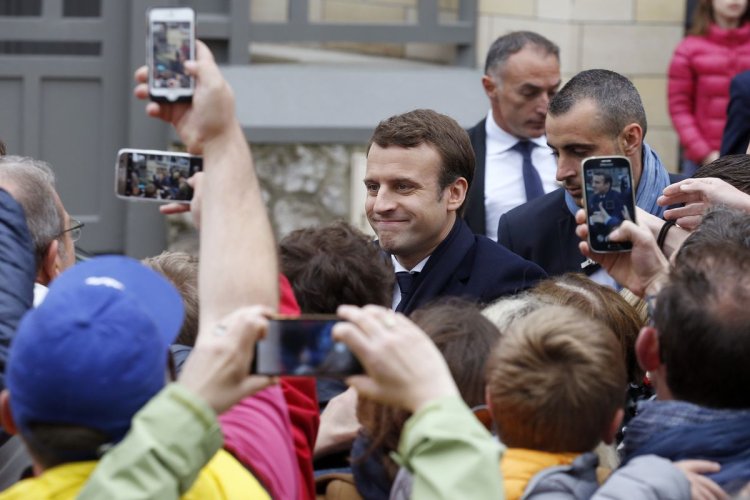 Macron'un ilk seçim mitinginde 'soruların seçmene önceden dağıtılması' alay konusu oldu