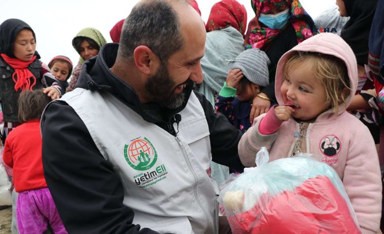 Avrupa Yetim Eli Afganistan'da çocukların yüzünü güldürdü