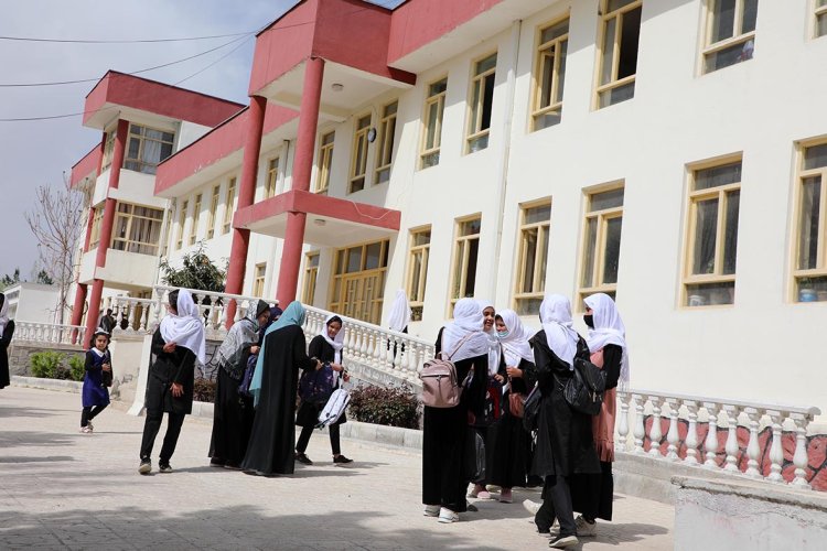 Afganistan'da okullar eğitime başladı