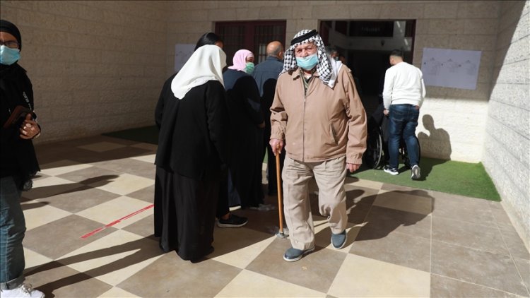 Filistinliler Batı Şeria'da yerel seçimler için oy kullanıyor