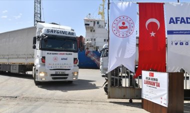Türkiye'den Lübnan'a 1000 tona yakın insani yardım malzemesi taşıyan gemi Beyrut'ta