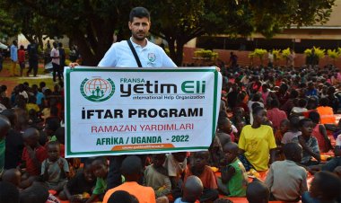 Fransa Yetim Eli Uganda’da yüzlerce kişiye iftar verdi