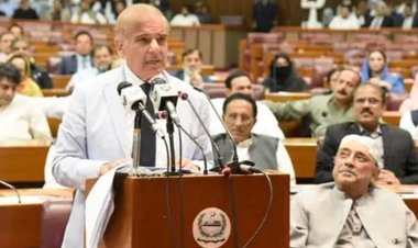 Pakistan'ın 'atanmış' başbakanı yemin ederek görevine başladı