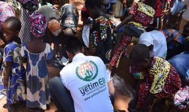 Fransa Yetim Eli Uganda’da yüzlerce çocuğu giydirdi