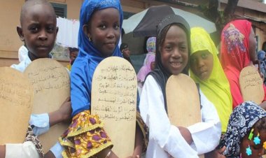 Benin'de çocuklar Kur'an'ı tahta levhalar üzerinden öğreniyor