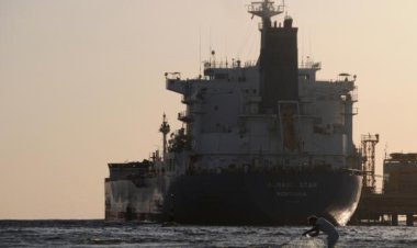 İran, Basra Körfezi'nde 250 bin litre kaçak akaryakıt taşıyan bir gemiye el koydu