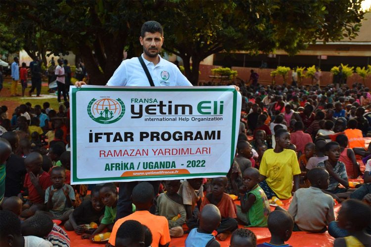 Fransa Yetim Eli Uganda’da yüzlerce kişiye iftar verdi