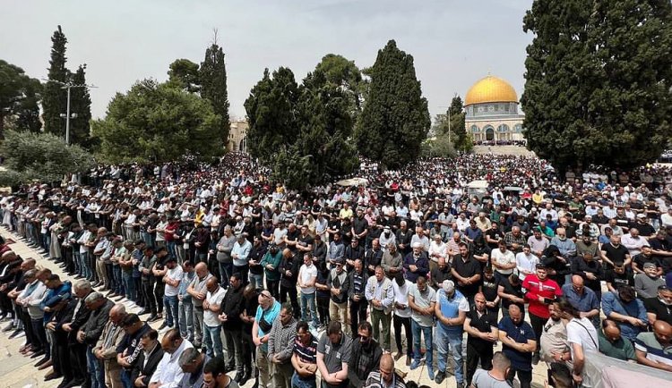 Ramazan ayının ilk Cuma günü Mescid-i Aksa doldu taştı!