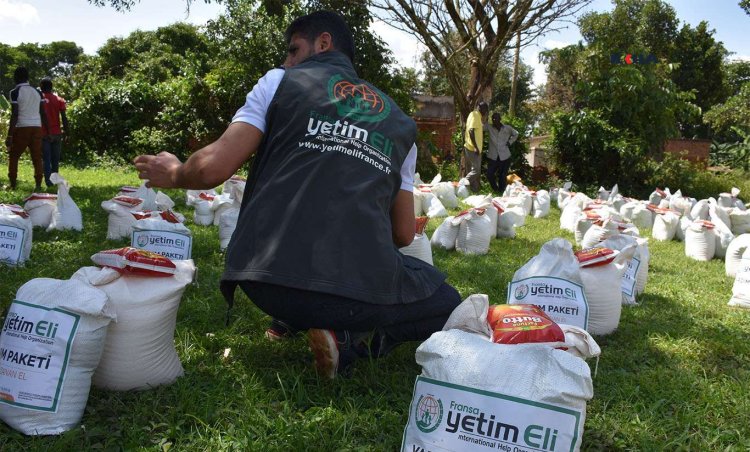 Fransa Yetim Eli'den Uganda’da yüzlerce aileye gıda yardımı