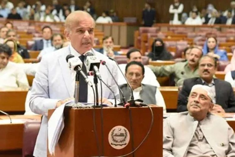Pakistan'ın 'atanmış' başbakanı yemin ederek görevine başladı