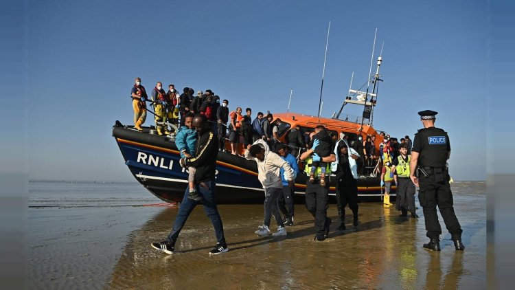 İngiltere'de muhalefet ve iktidar temsilcilerinden hükümetin göçmen politikasına eleştiri