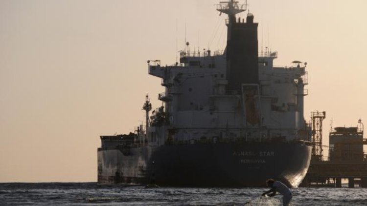 İran, Basra Körfezi'nde 250 bin litre kaçak akaryakıt taşıyan bir gemiye el koydu